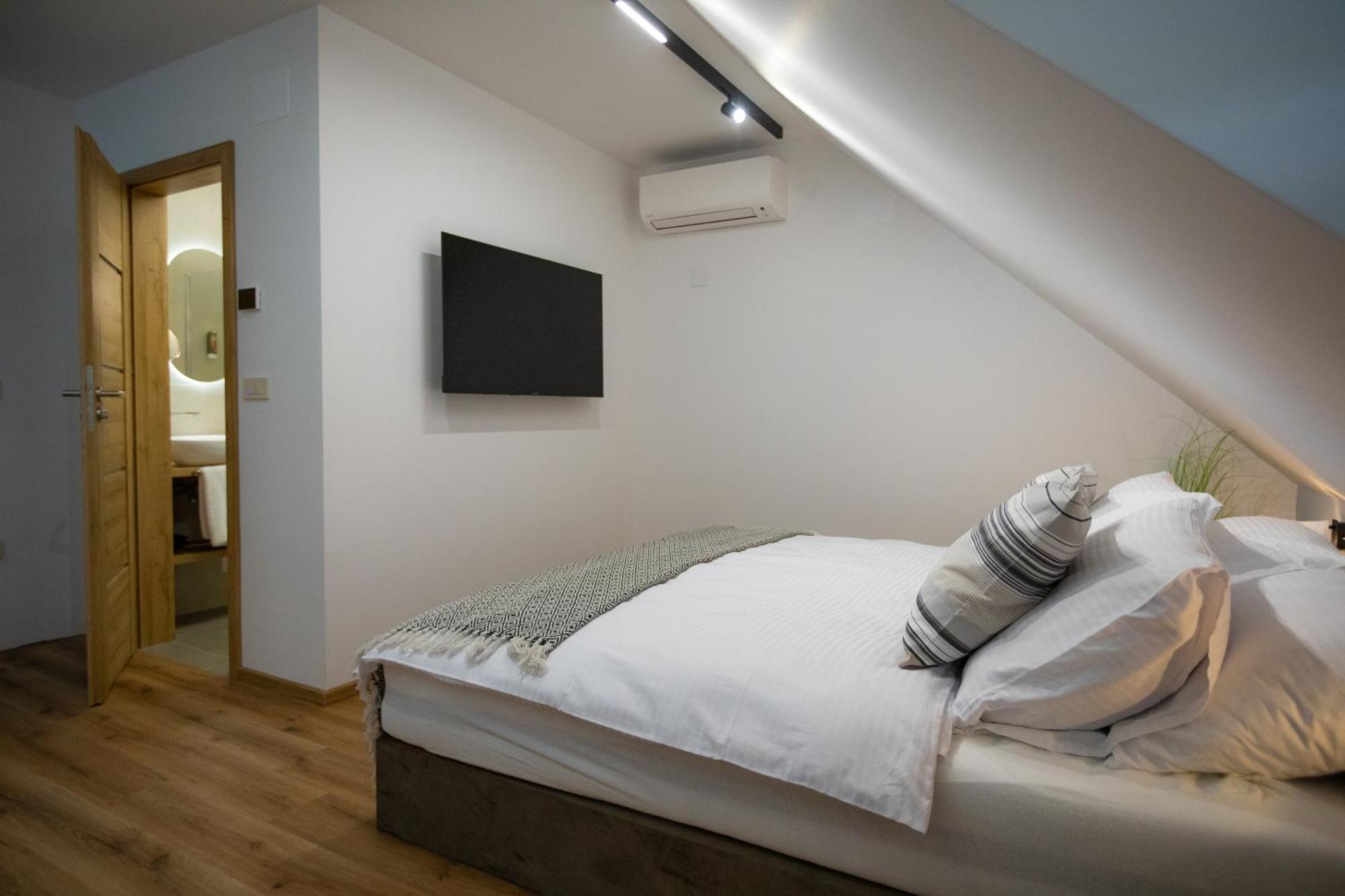 Hisa Trelc- Sobe Hotell Komenda Exteriör bild